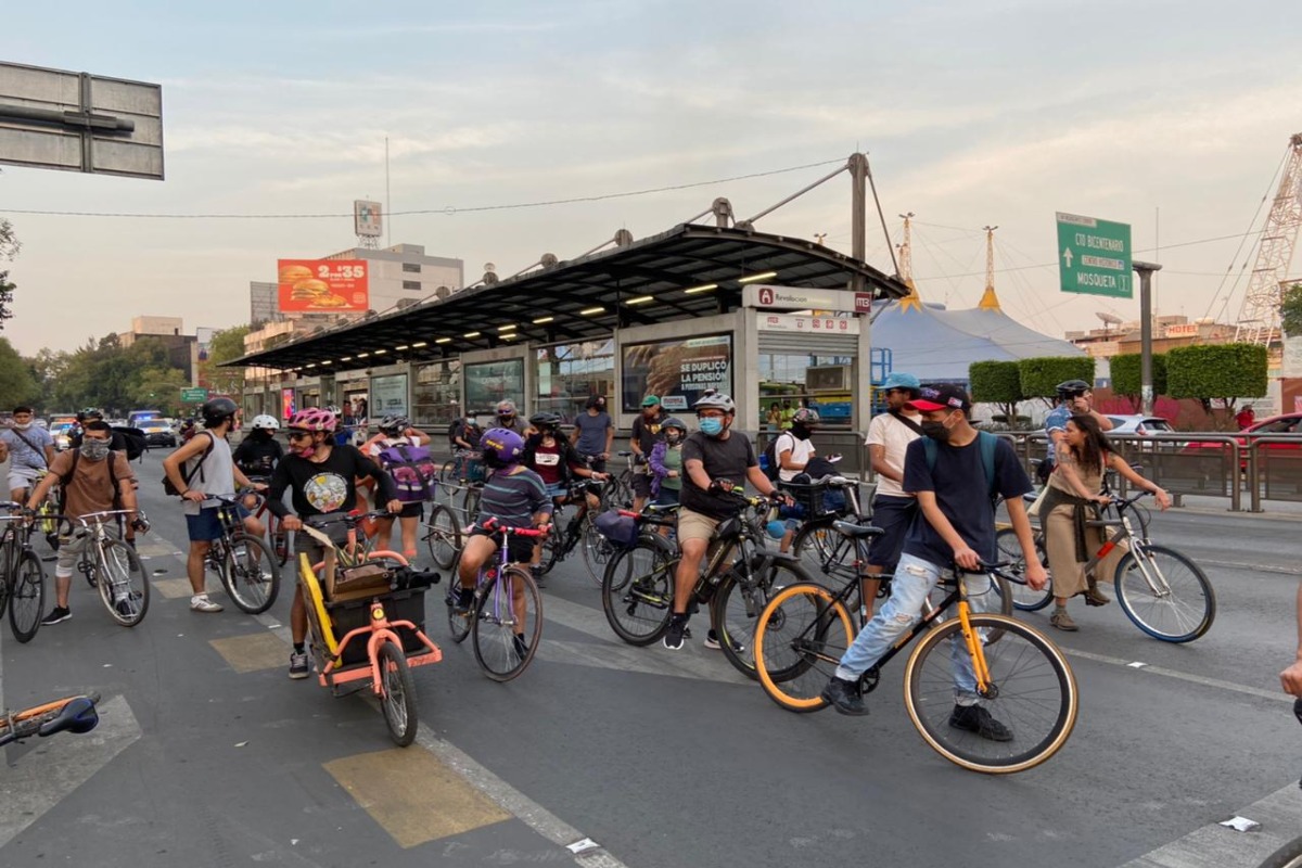 Ciclistas protestan en la Glorieta de Insurgentes