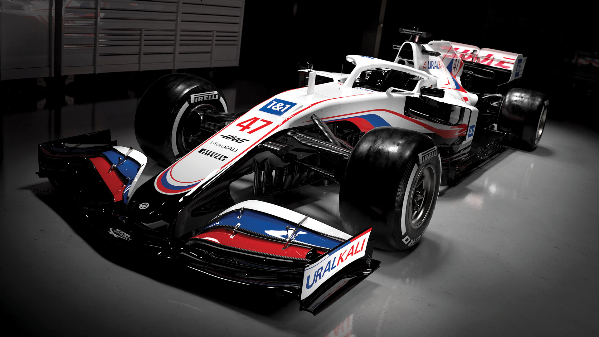 El equipo americano Haas decora su coche con la bandera rusa. Noticias en tiempo real