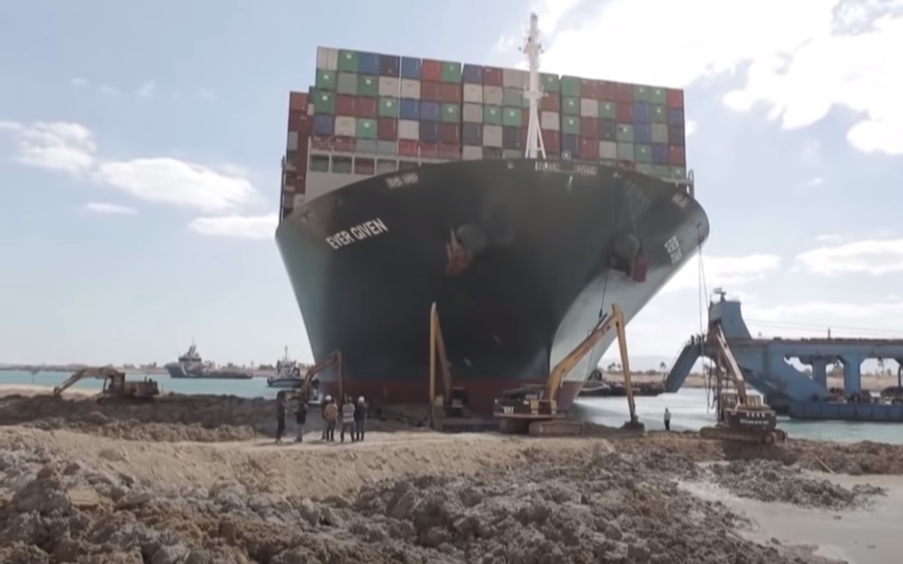Liberan buque y el Canal de Suez restablece el tráfico comercial
