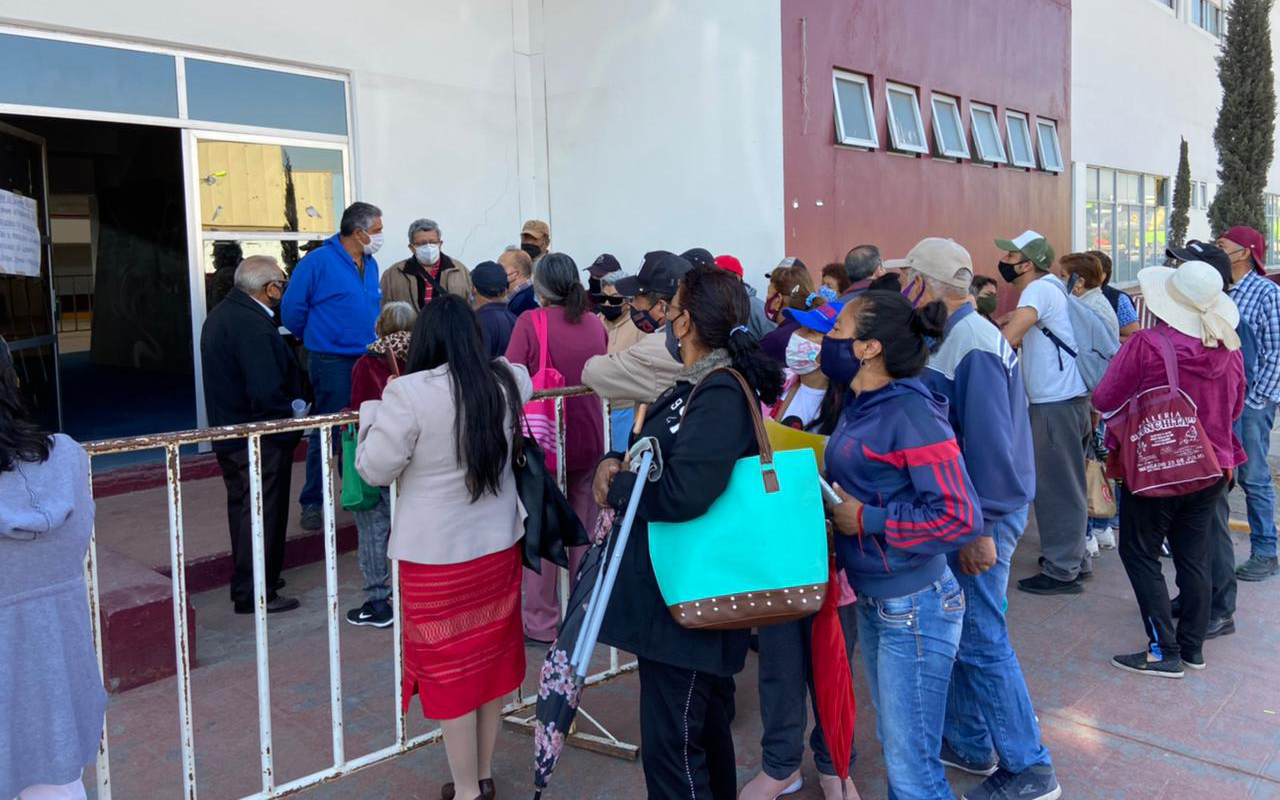 Regresan largas filas a Ecatepec para segunda dosis de vacuna
