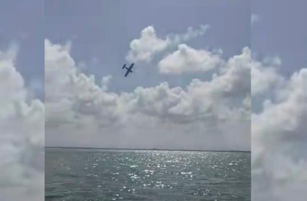 Se desploma avioneta en laguna de Cancún; dos muertos
