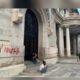 Turista grafitea el Palacio de Bellas Artes. Foto: Israel Lorenzana