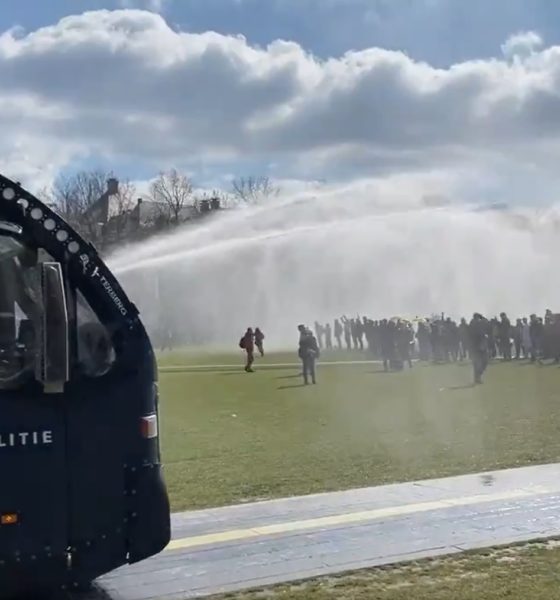 Utilizan cañones de agua para dispersar a manifestantes en Ámsterdam. Foto: Twitter