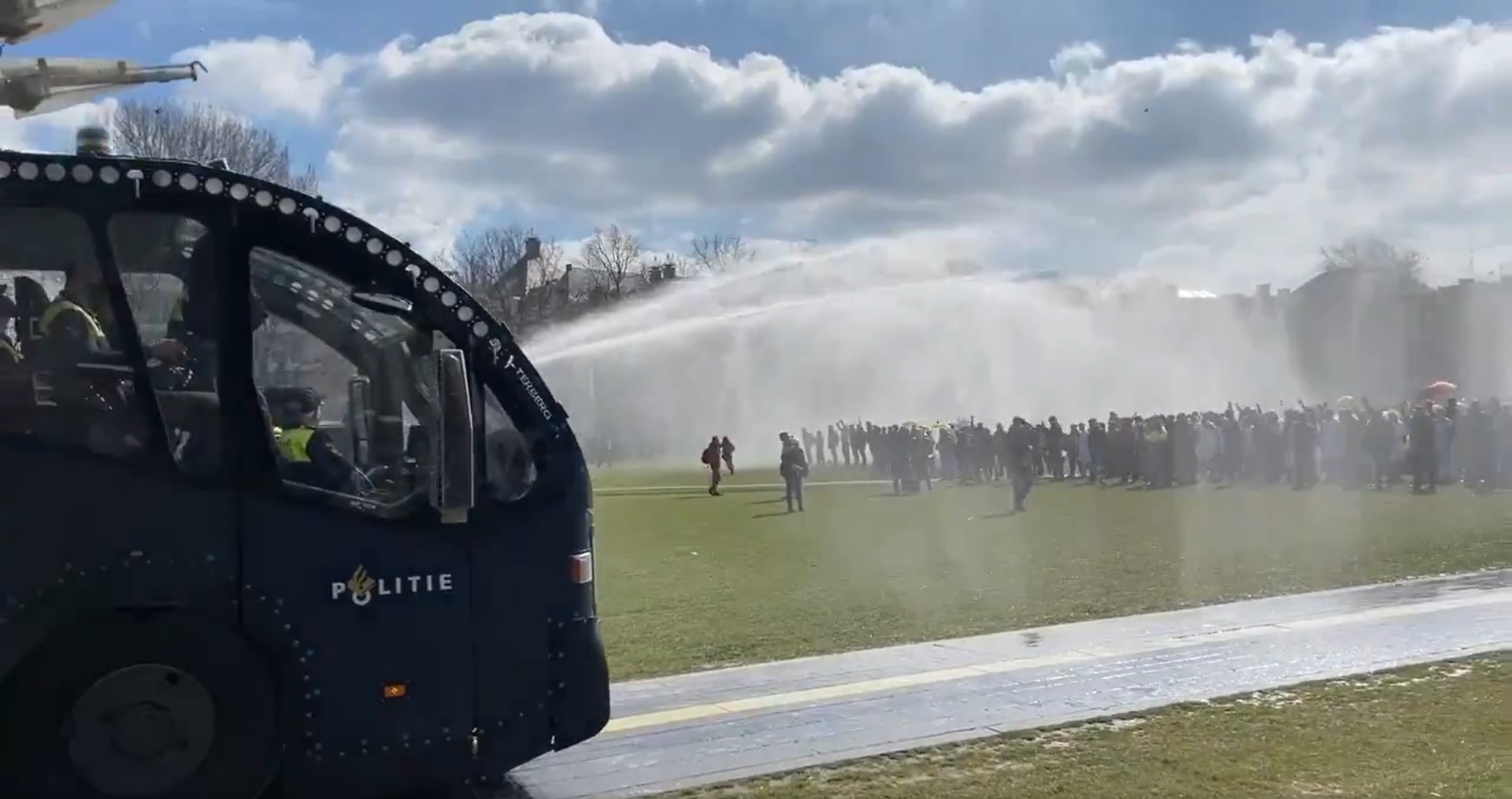 Utilizan cañones de agua para dispersar a manifestantes en Ámsterdam. Foto: Twitter