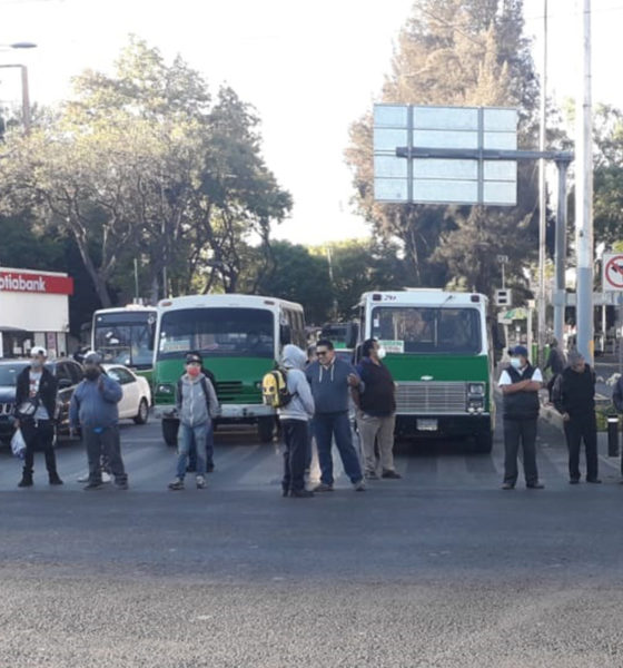Transportistas bloquean paraderos; piden aumento de tarifa