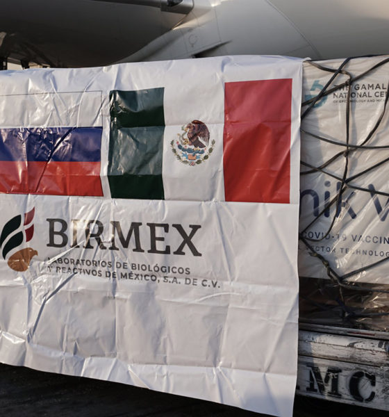 Llegan miles de vacunas Pfizer y Sputnik V a México