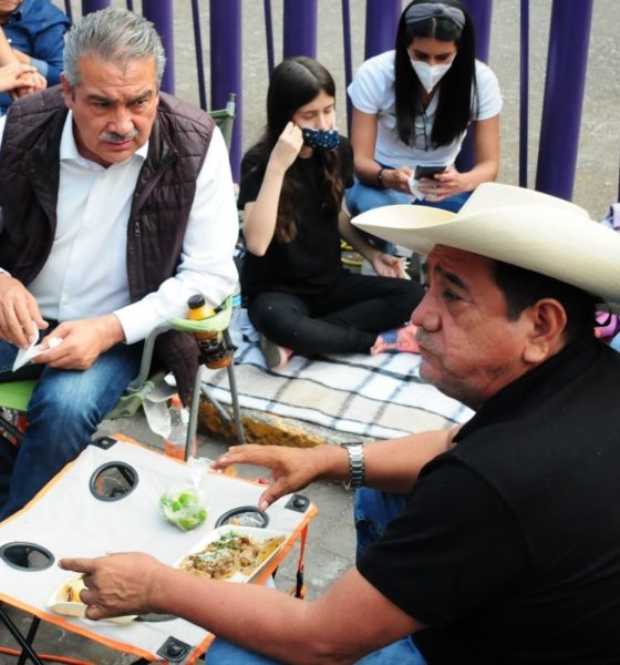 Raúl Morón y Félix Salgado Macedonio, comen durante el plantón afuera de las instalaciones del INE. Foto: Cuartoscuro