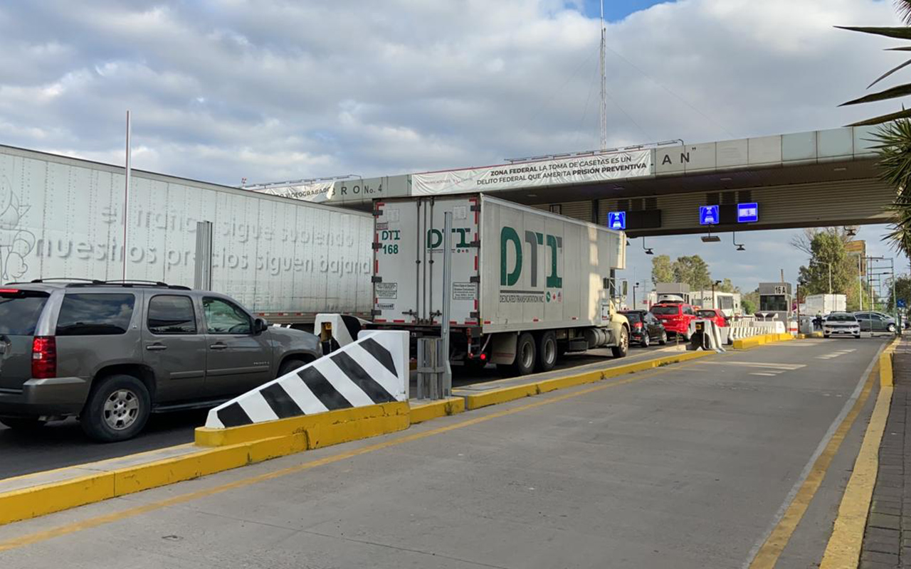 Kilométricas filas de autos en la autopista México-Querétaro