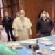 Papa visita a personas sin hogar vacunadas contra el Covid