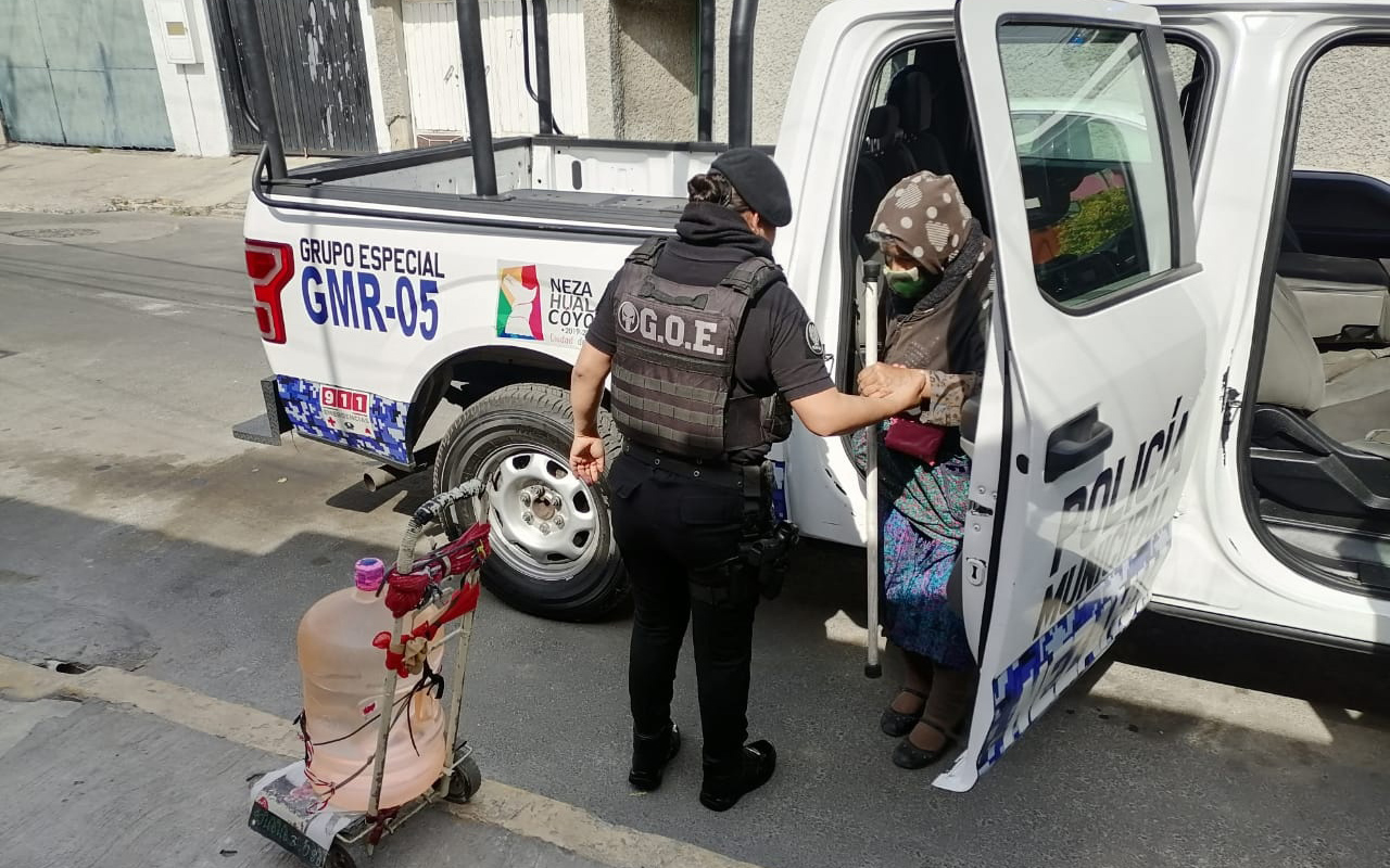Policías dan “aventón” a abuelita que llevaba garrafón de agua