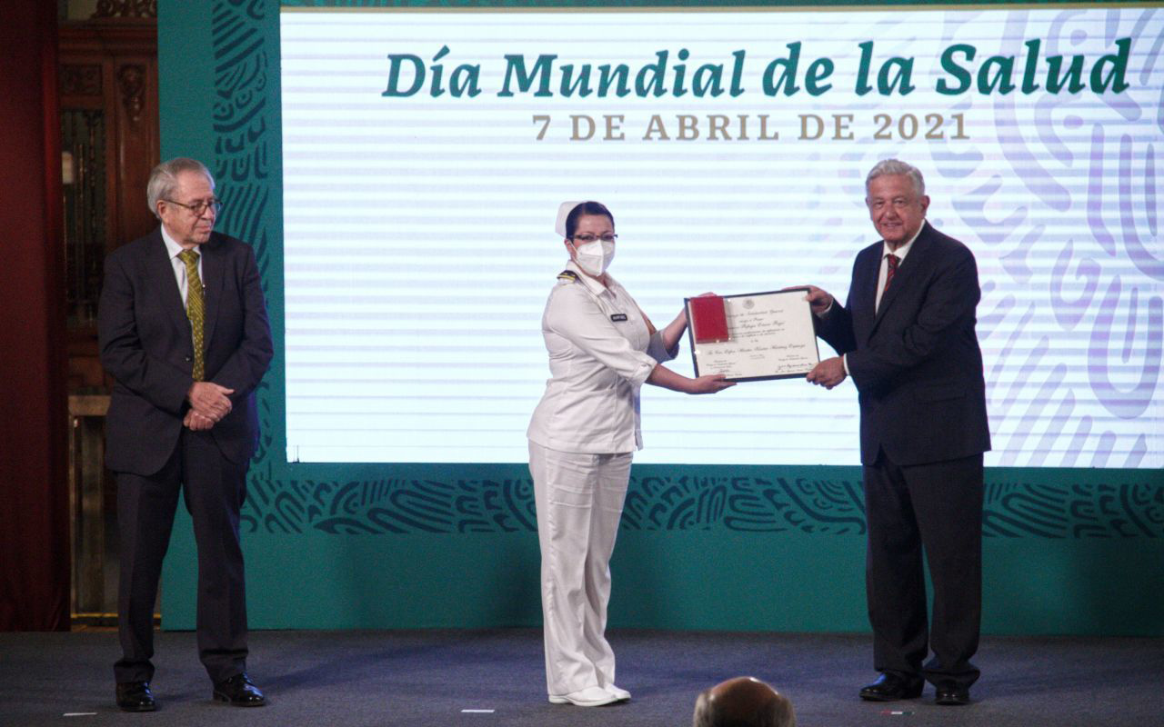 Trabajadores de salud reciben Premio al Mérito 2021