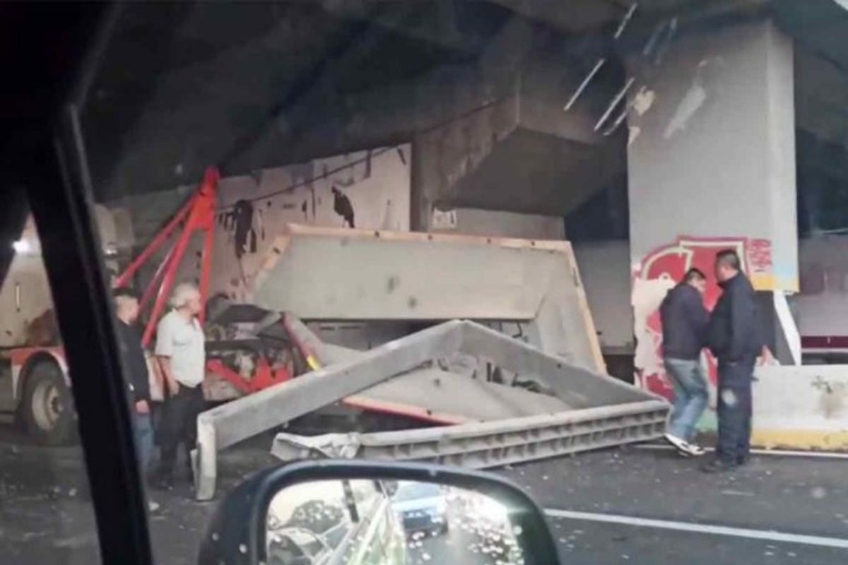 Se desploma estructura metálica de un puente vial en Tlalnepantla