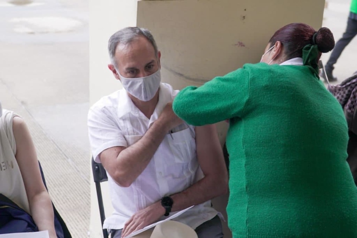 López-Gatell recibe primera dosis de vacuna contra Covid-19