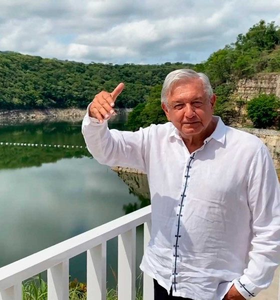 López Obrador en el Río grijalva. Foto: Twitter