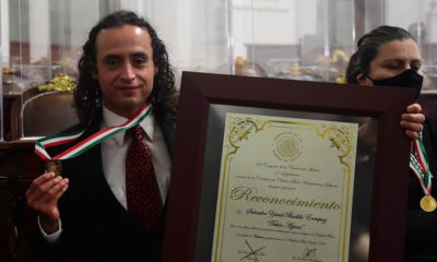 Recibe Salvador Badillo medalla al mérito deportivo. Foto: UNAM