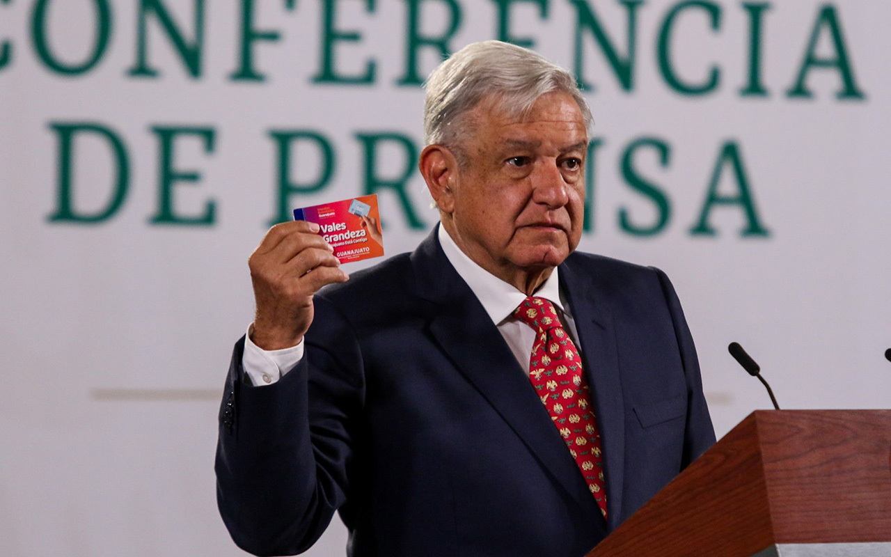 Critica López Obrador a consejeros del INE por video de 2017