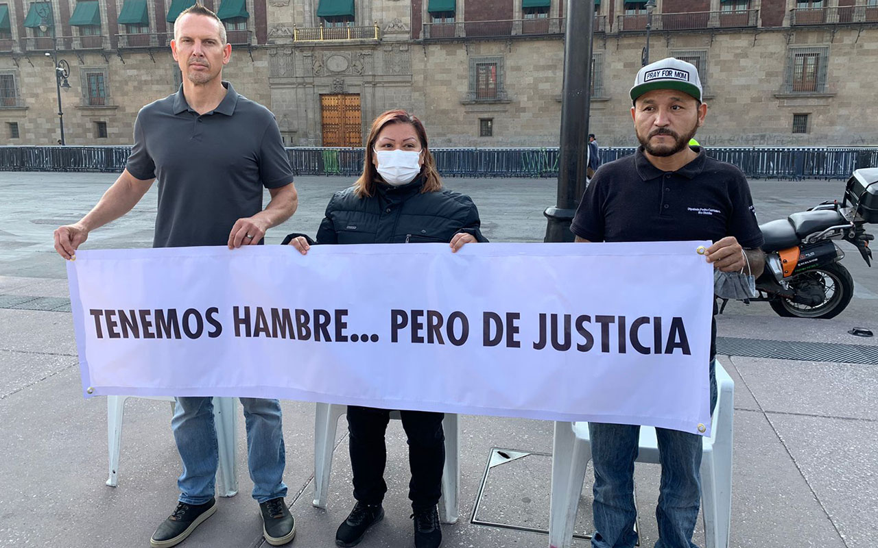 El Mijis y Lebarón inician huelga de hambre frente a Palacio Nacional