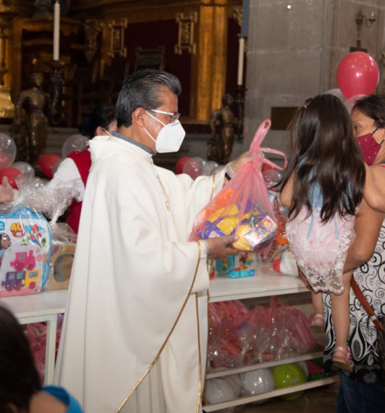 Iglesia regala juguetes a niños de la CDMX