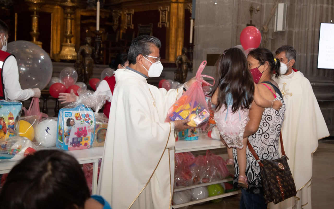 Iglesia regala juguetes a niños de la CDMX