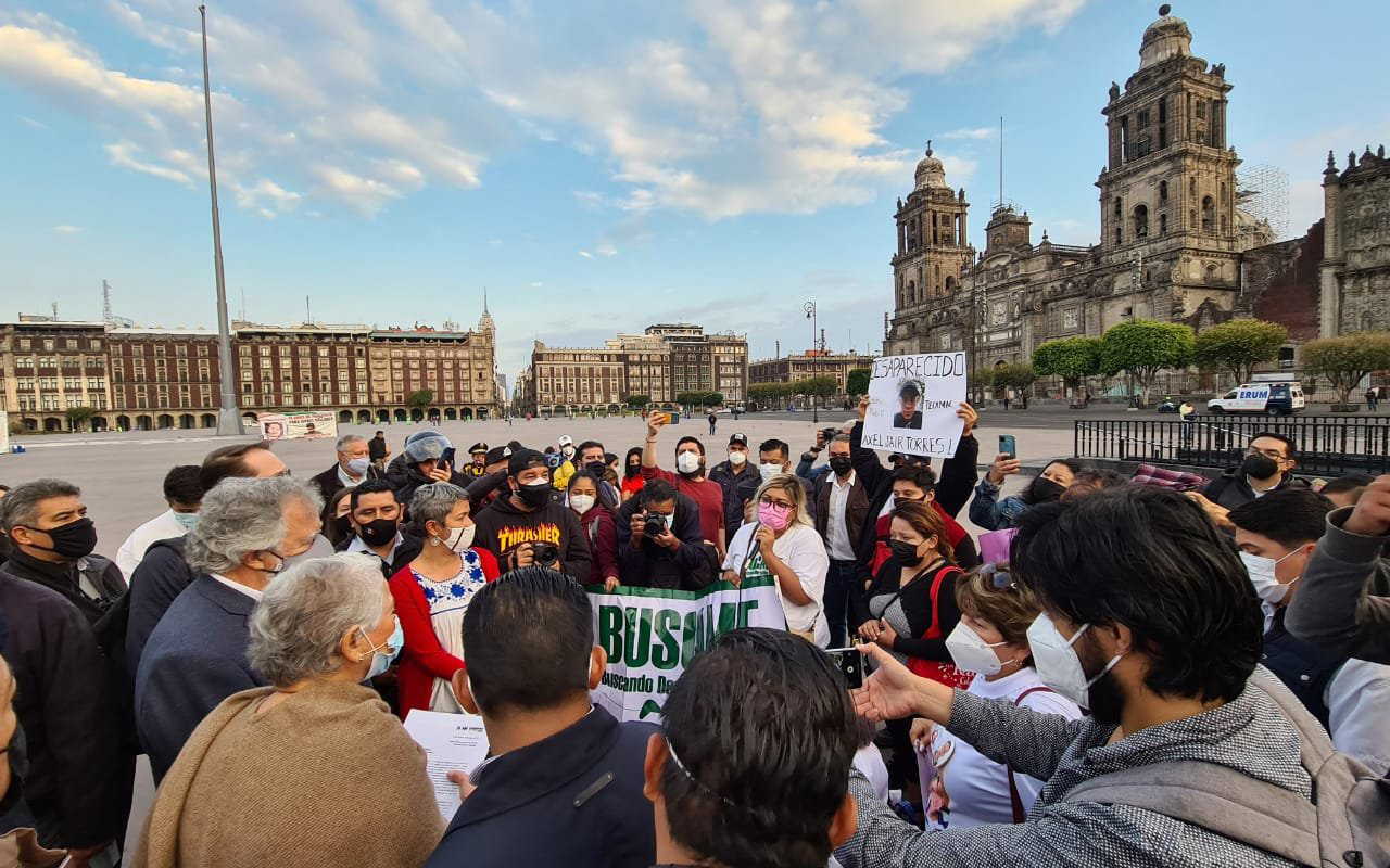 Sin invitación a festival, atienden a madres afuera de Palacio Nacional