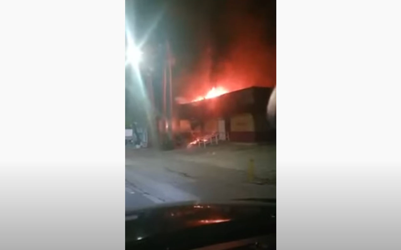 Normalistas queman oficinas del INE en Chiapas
