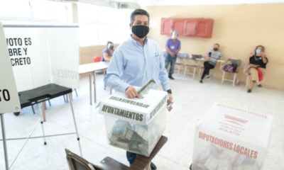 “Aquí no hay disturbios, como en otros estados", dice Cabeza de Vaca al emitir su voto