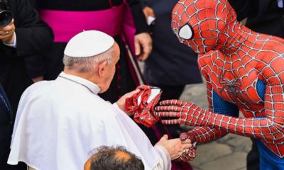 El papa Francisco recibe la visita de "Spiderman" en el Vaticano