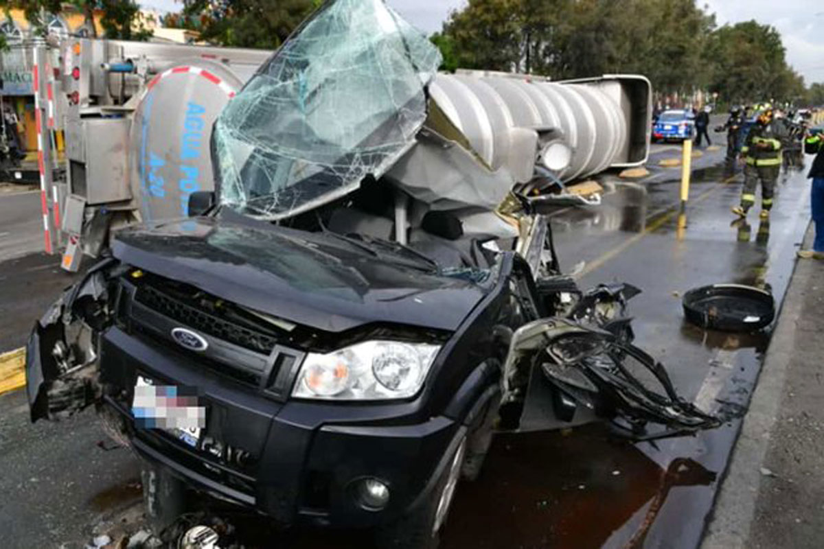 Vuelca pipa sobre camioneta en Iztapalapa; conductor salva la vida