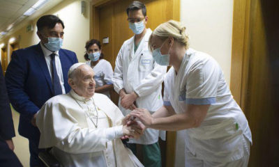 Papa Francisco sale del hospital después de su operación de colon