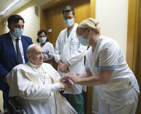 Papa Francisco sale del hospital después de su operación de colon