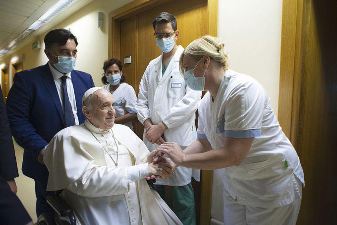 Papa Francisco sale del hospital después de su operación de colon