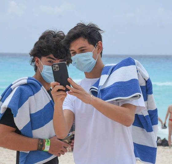 Jóvenes se infectaron de Covid en Cancún. Foto: Cuartoscuro