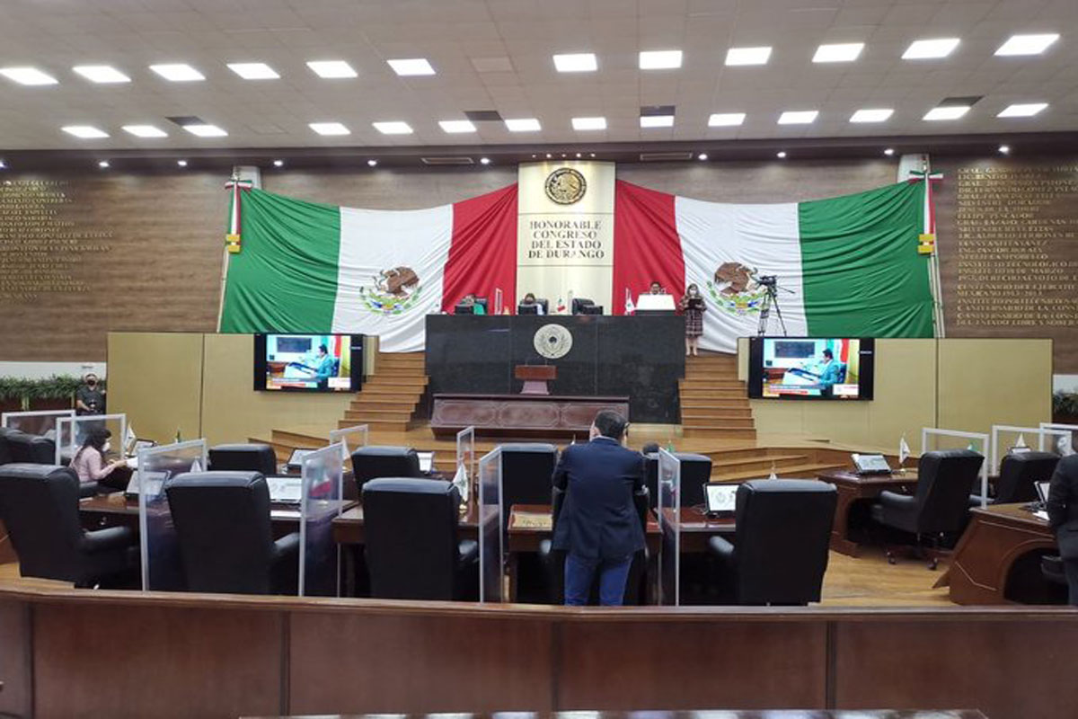 Pese a presiones, diputados aplazan matrimonio igualitario en Durango