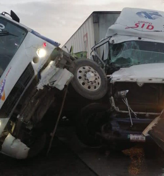 Tráiler embiste camión de pasajeros en la México -Querétaro; seis muertos