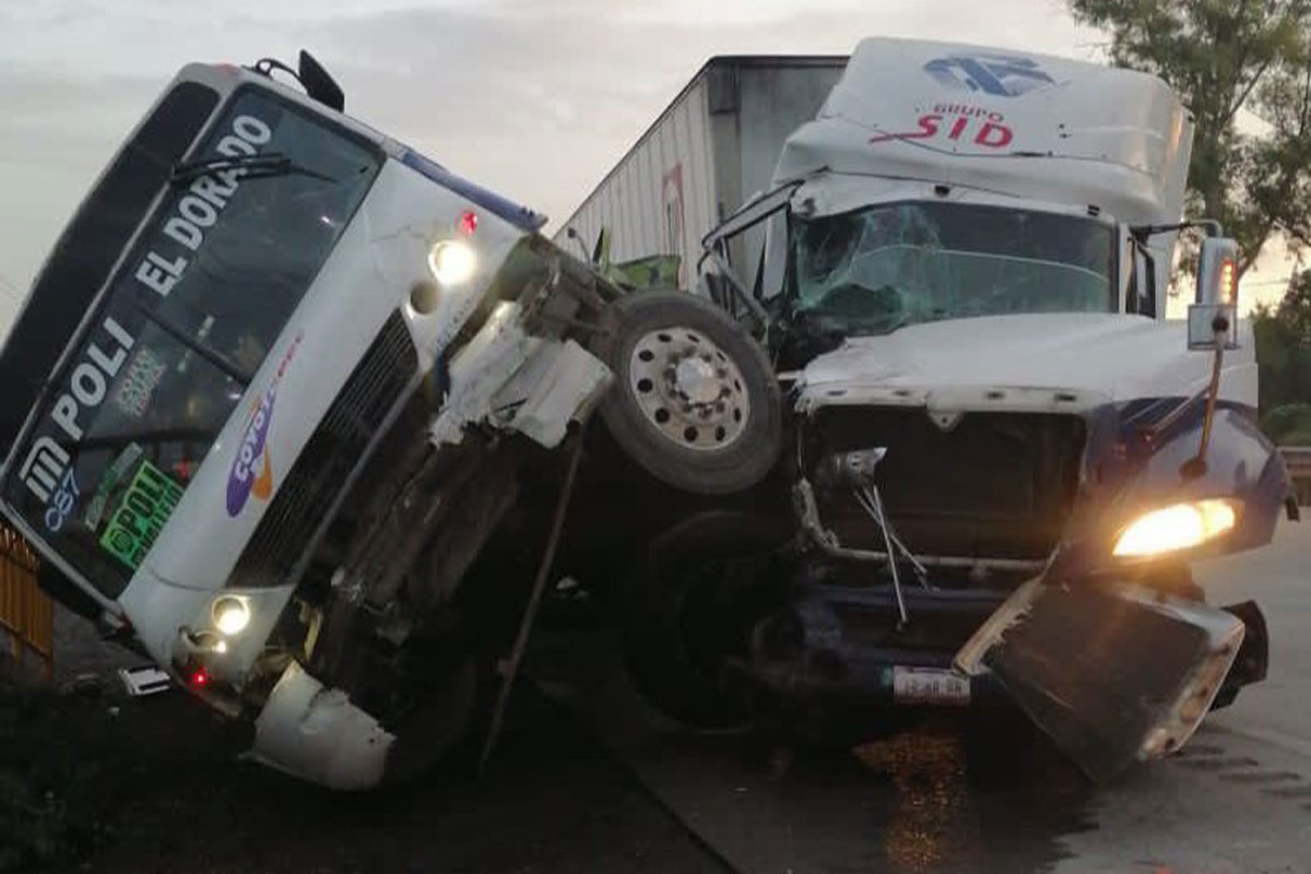 Tráiler embiste camión de pasajeros en la México -Querétaro; seis muertos