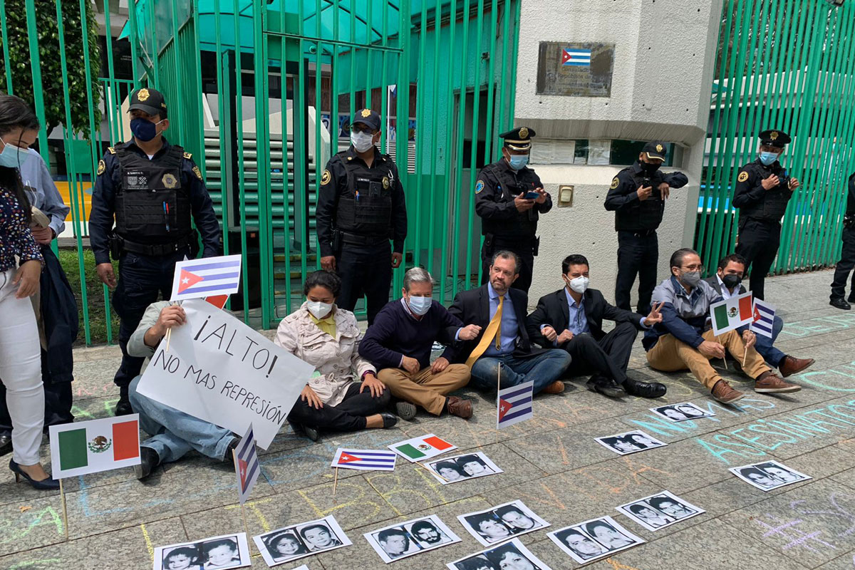 Se manifiestan a favor del pueblo cubano en embajada
