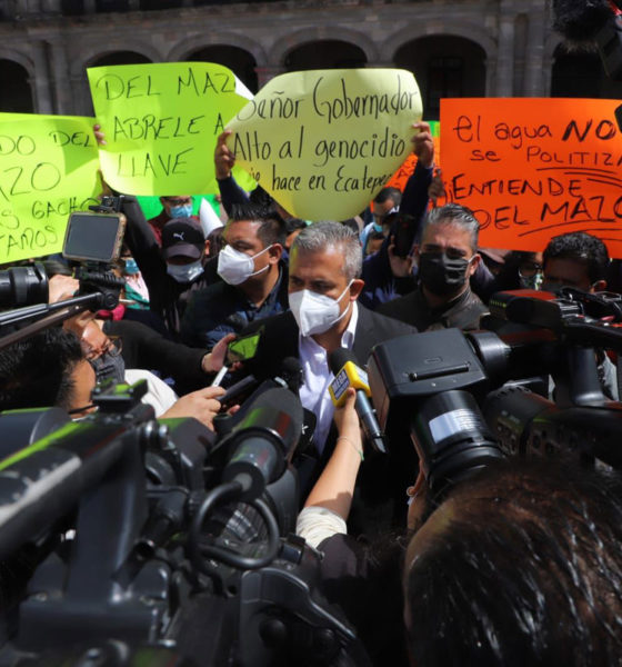 Alcalde y vecinos de Ecatepec protestan por "recorte" de agua