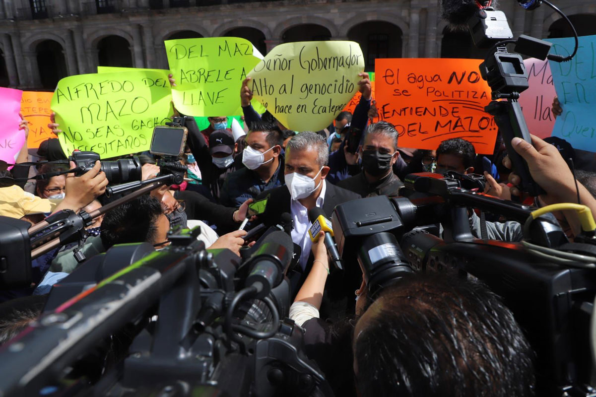Alcalde y vecinos de Ecatepec protestan por "recorte" de agua