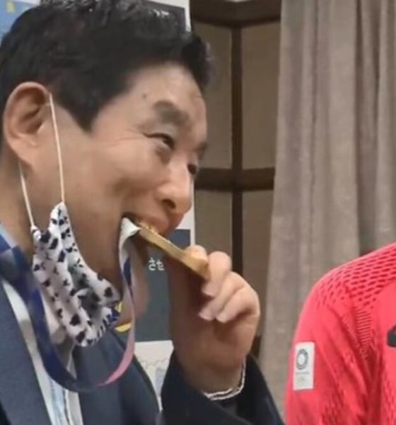 Alcalde de Japón muerde medalla olímpica. Foto: Twitter