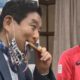 Alcalde de Japón muerde medalla olímpica. Foto: Twitter