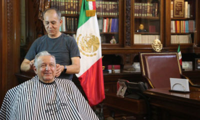 AMLO presume a su "peluquero" en despacho de Palacio Nacional; hay memes...