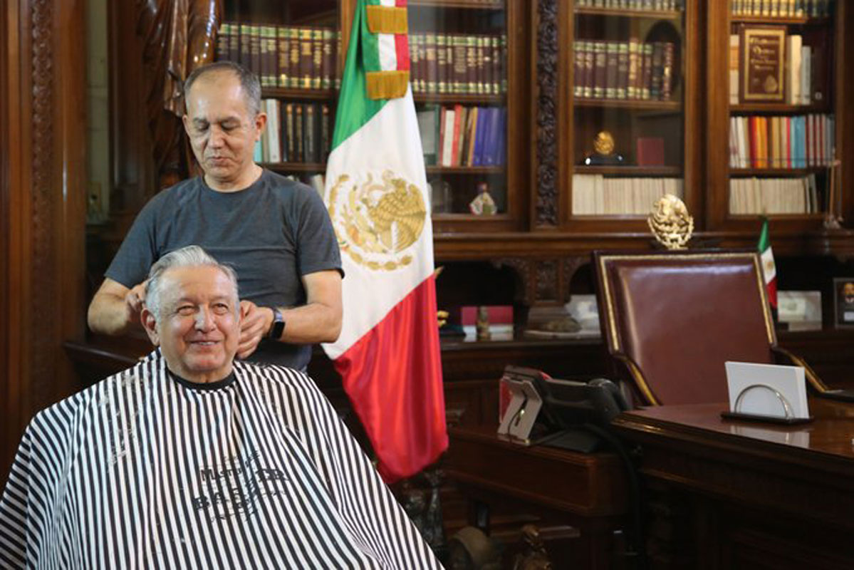 AMLO presume a su "peluquero" en despacho de Palacio Nacional; hay memes...