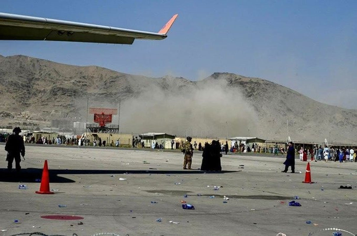 Explosión en aeropuerto de Kabul deja muertos y heridos; se presume ataque suicida