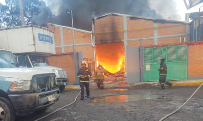 Se incendia fábrica de colchones en Tlalnepantla; vuelca pipa de agua