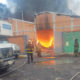 Se incendia fábrica de colchones en Tlalnepantla; vuelca pipa de agua