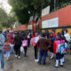 Niños atentos y padres preocupados en regreso a clases en CDMX