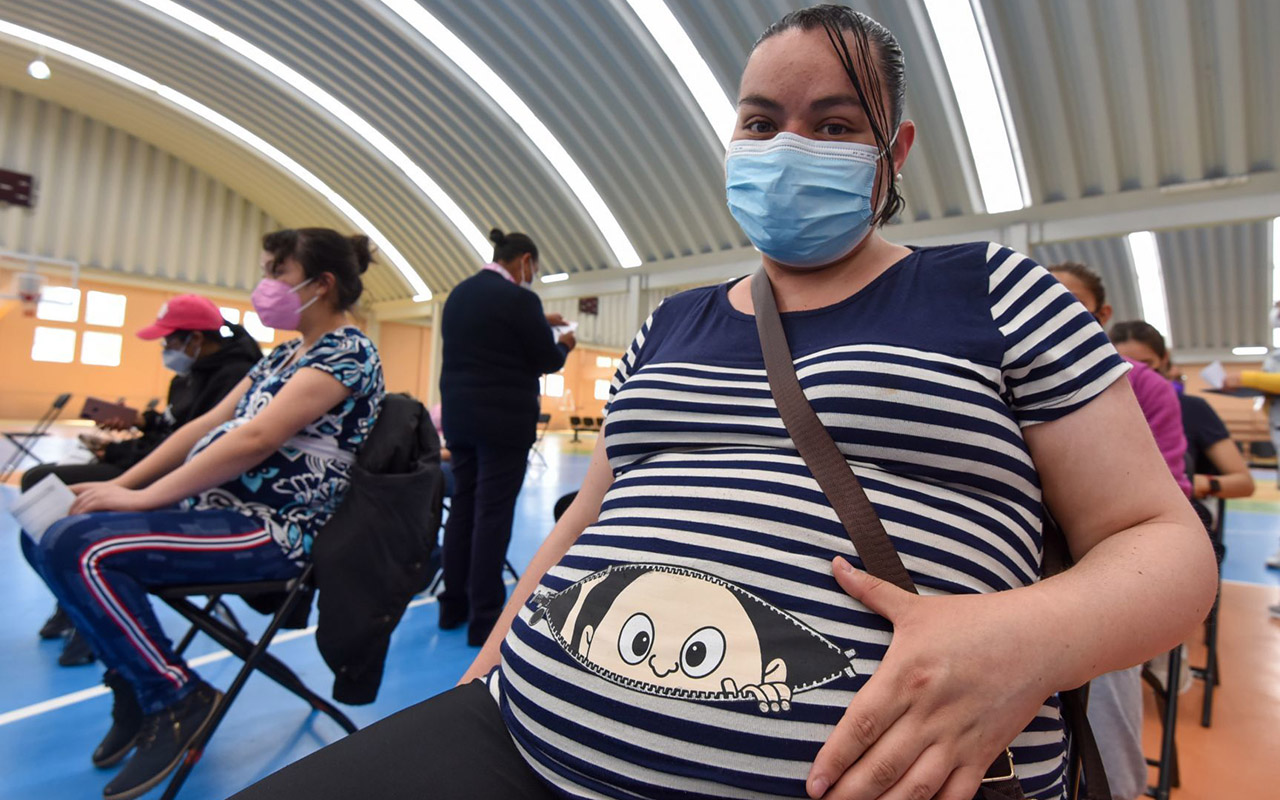 Gobierno de México urge a embarazadas a vacunase contra el Covid