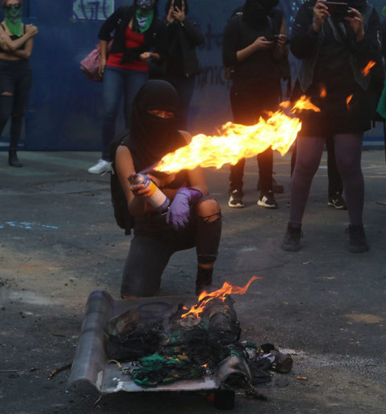 Con violencia, encapuchadas piden no criminalizar las protestas