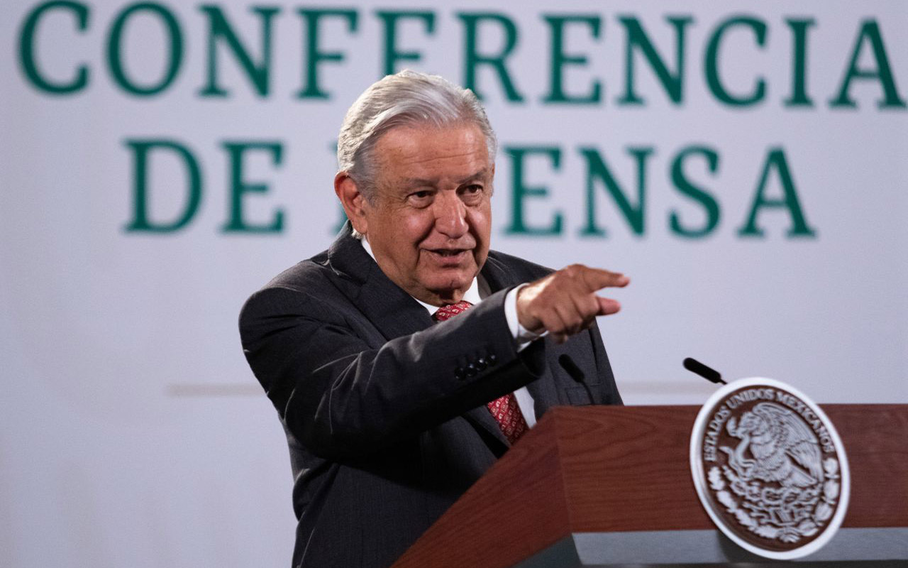Insiste Obrador en renovación total de integrantes de órganos electorales