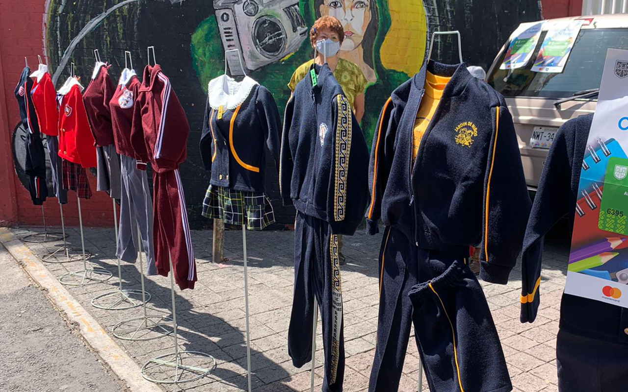 Por pandemia, vendedores reciclan uniformes escolares
